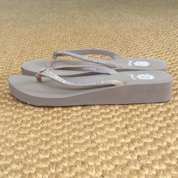 Yellow Box Bling Flip Flops - 7 1/2 - Picture 2 of 3